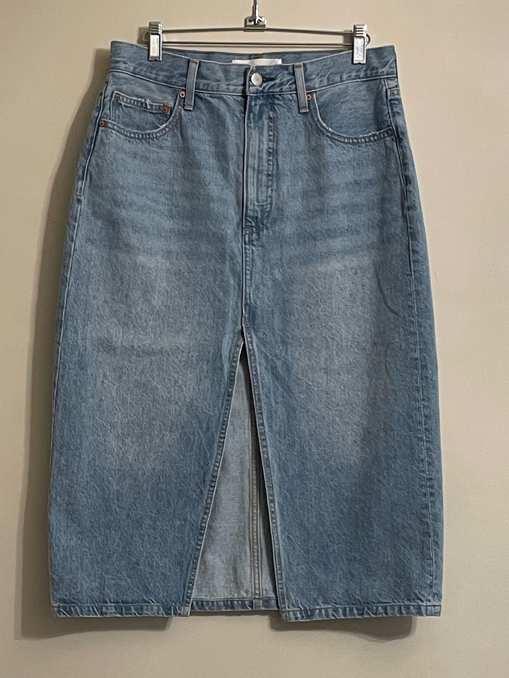 Aritzia Denim Forum The ’90s Halle Denim Skirt Size 29 Light Wash Midi Front Sli